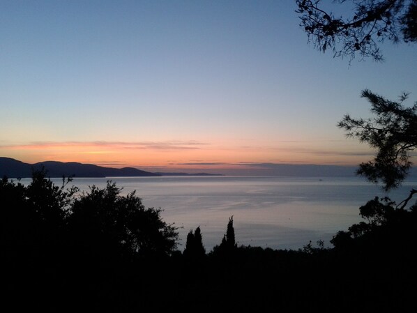 Blick von der Terasse bei Sonnenaufgang - levée du soleil vu de la terrasse