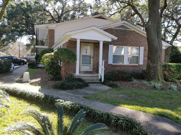 well taken care of property, clean comfortable well lit, parking on premises. 
