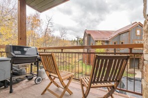 Corner deck with gas grill and seating
