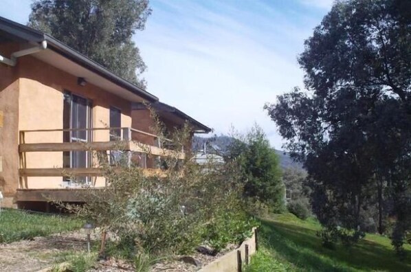 Frogsong Cottages from rear car park 