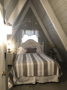 Cozy little A-Frame located in beautiful Harbor Springs.