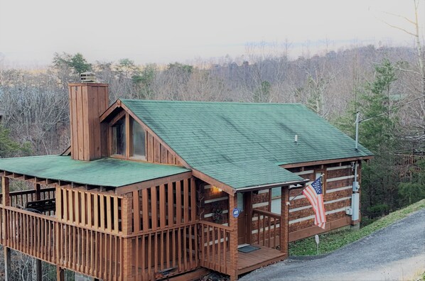 FoxDen - Cozy Hoeymoon Cabin HotTub jacuzzi