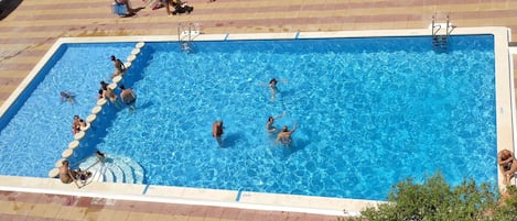 PISCINA con acceso escaleras de mano y entrada a pie y piscina infantil.