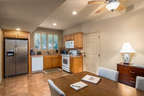 Experience the joy of a full kitchen and dining area in our haven. Create, feast, and savor together. #FoodieParadise 🍳