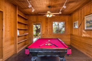 Gather all guests for endless fun in the dedicated pool table room of our delightful casita. Unleash the competition! #GameOn 🎱🏡🎉