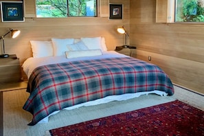 Comfy king size bed, linen sheets, Pendleton throw, smart lighting, private deck
