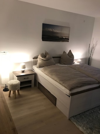 Schlafzimmer 1