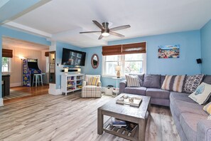 open floor plan, living room with queen pull out couch