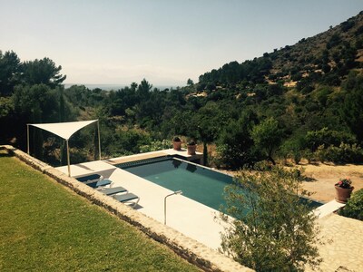 Villa moderna en una ubicación impresionante con vistas al mar, piscina infinita y aire acondicionado