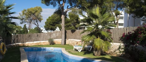 grosser Pool mit Meerblick