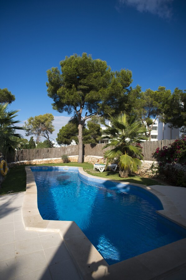 grosser Pool mit Meerblick