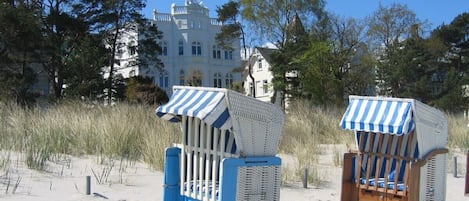 Ostseestrand mit Blick auf die Villa Sirene