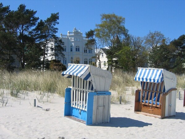 Ostseestrand mit Blick auf die Villa Sirene