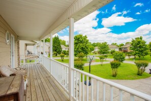 Front deck/ patio overlooking the Riverpointe