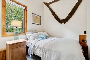 Boathouse Bedroom (Queen bed)