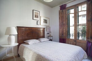 luminous-double-room-with-balcony-Eixample-Barcelona