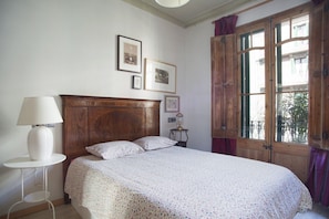 luminous-double-room-with-balcony-Eixample-Barcelona