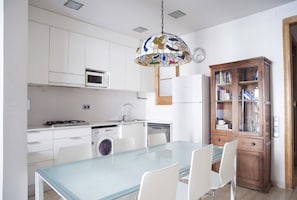 Dining area and totally equiped kitchen.
