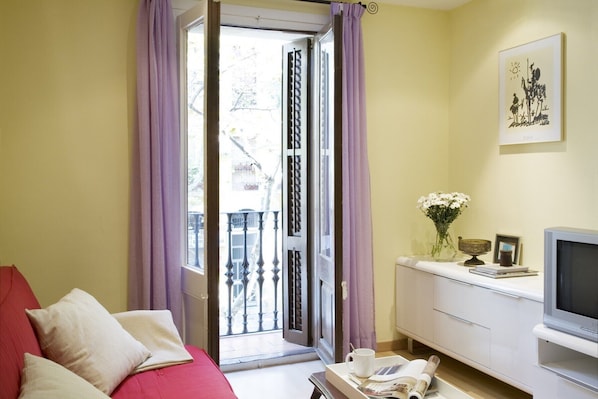 flat-quiet-bright-sant-antoni-eixample-barcelona