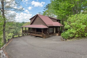 Welcome to Lazy Dog Log Cabin in Jefferson, North Carolina!