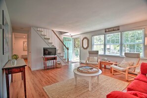 Living Room | Full Sleeper Sofa | Free WiFi | Central Heating & A/C