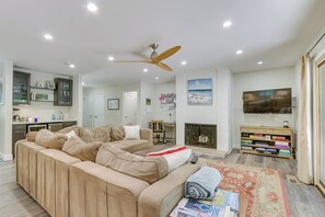 Living Room | Free WiFi | Sleeper Sofa