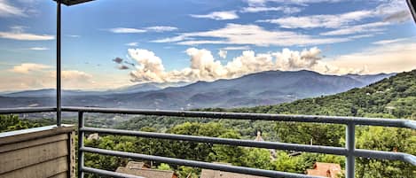 Gatlinburg Vacation Rental | 3BR | 2BA | 950 Sq Ft | Stairs to Access