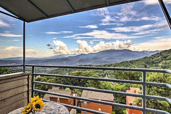Gatlinburg Vacation Rental | 3BR | 2BA | 950 Sq Ft | Stairs to Access