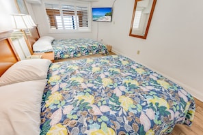 Direct Oceanfront Views, Beautifully Decorated Living Area