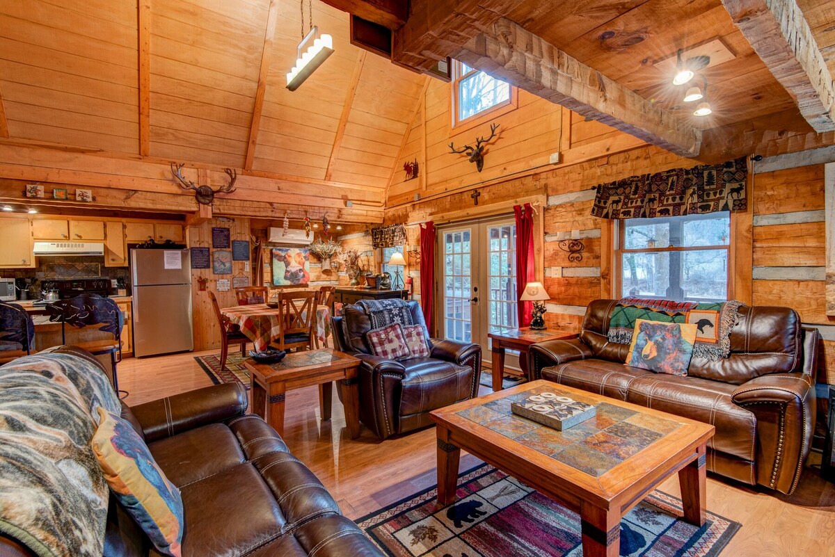 Bridgepoint Cabin 2bd 2ba Hot Tub, walk to Watauga River