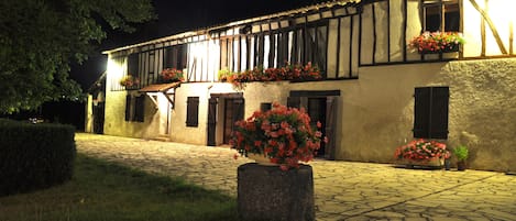 Le gîte loft : la moitié de l'étage à droite avec sa terrasse semi-ouverte.