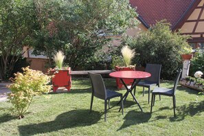 Coin détente dans le jardin avec table est banc