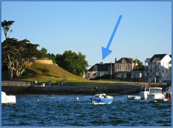 La maison vue de l'entrée du port