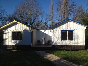 cabanes reliées par une petite terrasse en bois