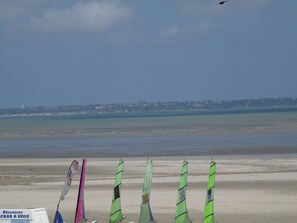 la grève et les chars à voile, vue sur Cancale