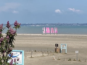 La grève d'Hirel vue du gîte, char à voile et vue sur Cancale