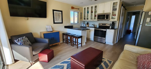 Well-planned layout for relaxing. New flooring throughout in Oct 2022.