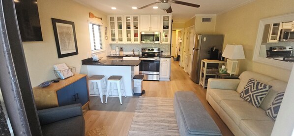 Well-planned layout for relaxing. New LVP flooring. Very bright end unit.