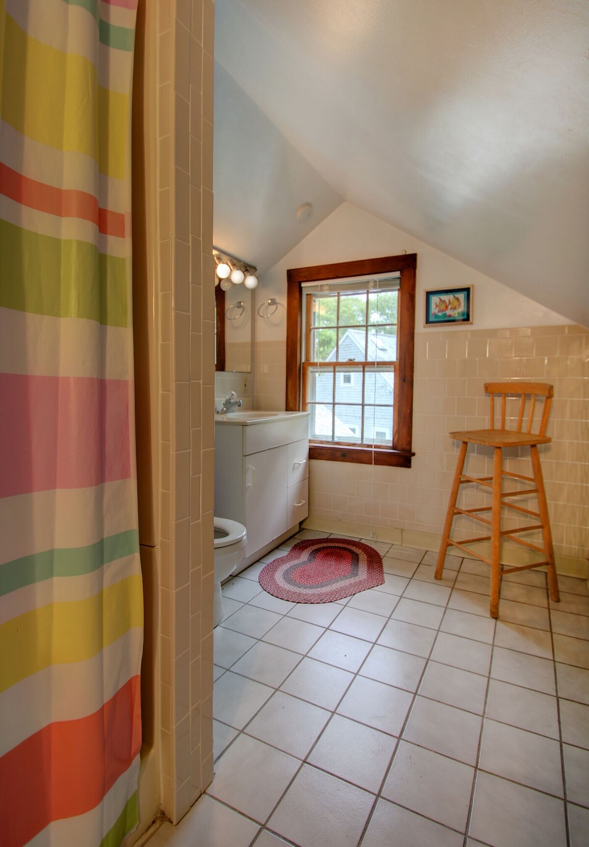 Hyannis/HyannisPort 3 BR / 2 Bath Cottage. Private deck. Short walk to beaches.