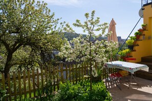 Terrasse und Nachbarsgarten