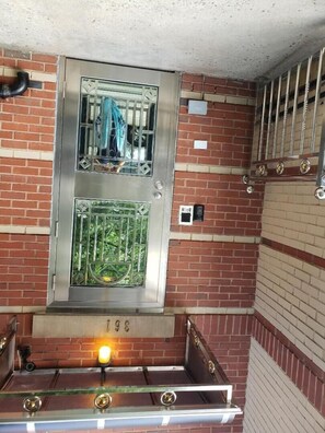 SERETSE'S  INN  
FRONT ENTRANCE