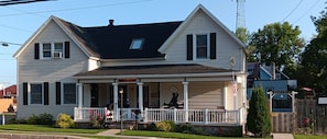 House: comfortable front porch 