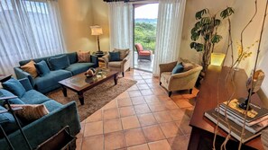 Living room with balcony with AMAZINF ocean views
