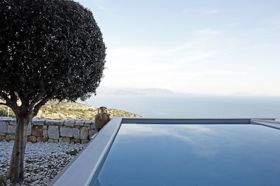 Seaview Salty villa in Schinias, is a stunning private villa with amazing view!
