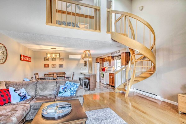 Bartlett Vacation Rental | 2BR | 2BA | 1,100 Sq Ft | Stairs Required