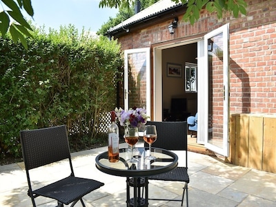 The Gatehouse, modern, open plan, dog friendly with enclosed garden