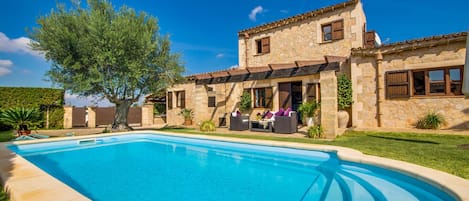 Rustic finca with barbecue and swimming pool in Mallorca