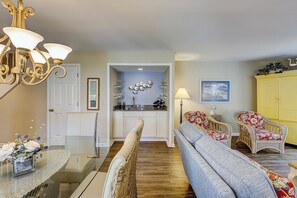 Dining Area/Wet Bar