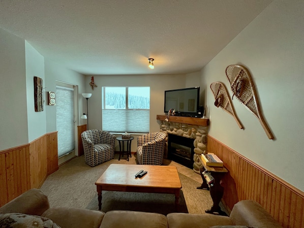 Beautiful Updated 2 Bedrooms/1 Bathroom Ski in/out Creekside Shooting Star Condo