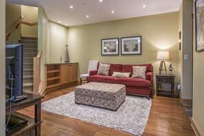 Entry Level Queen Pull out Couch 